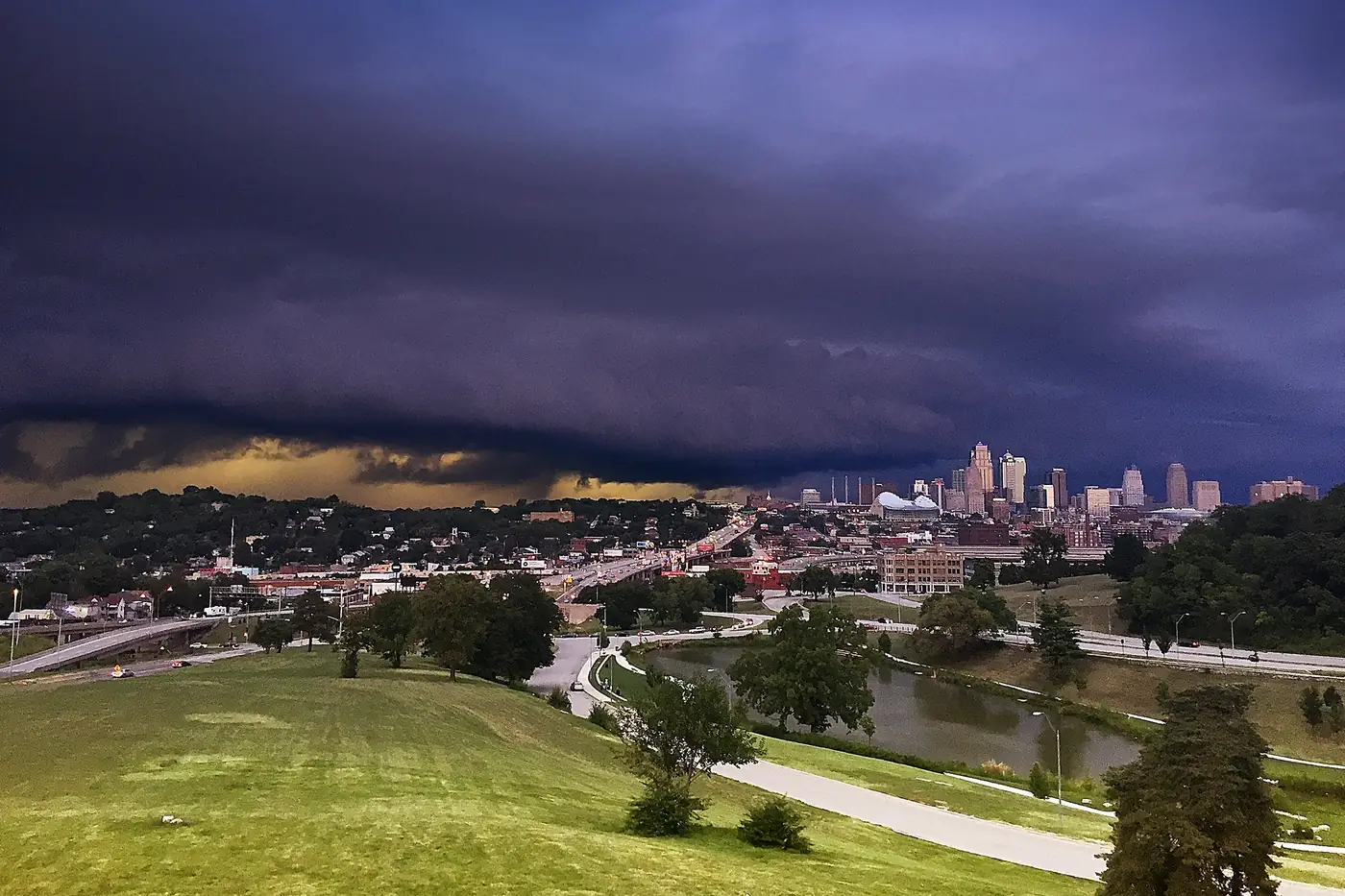 Thunderstorm rolling toward the Kansas City, Missouri, skyline
